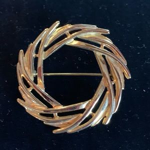 Vintage Gold Tone Wreath Brooch Pin Mid century modern 1960s